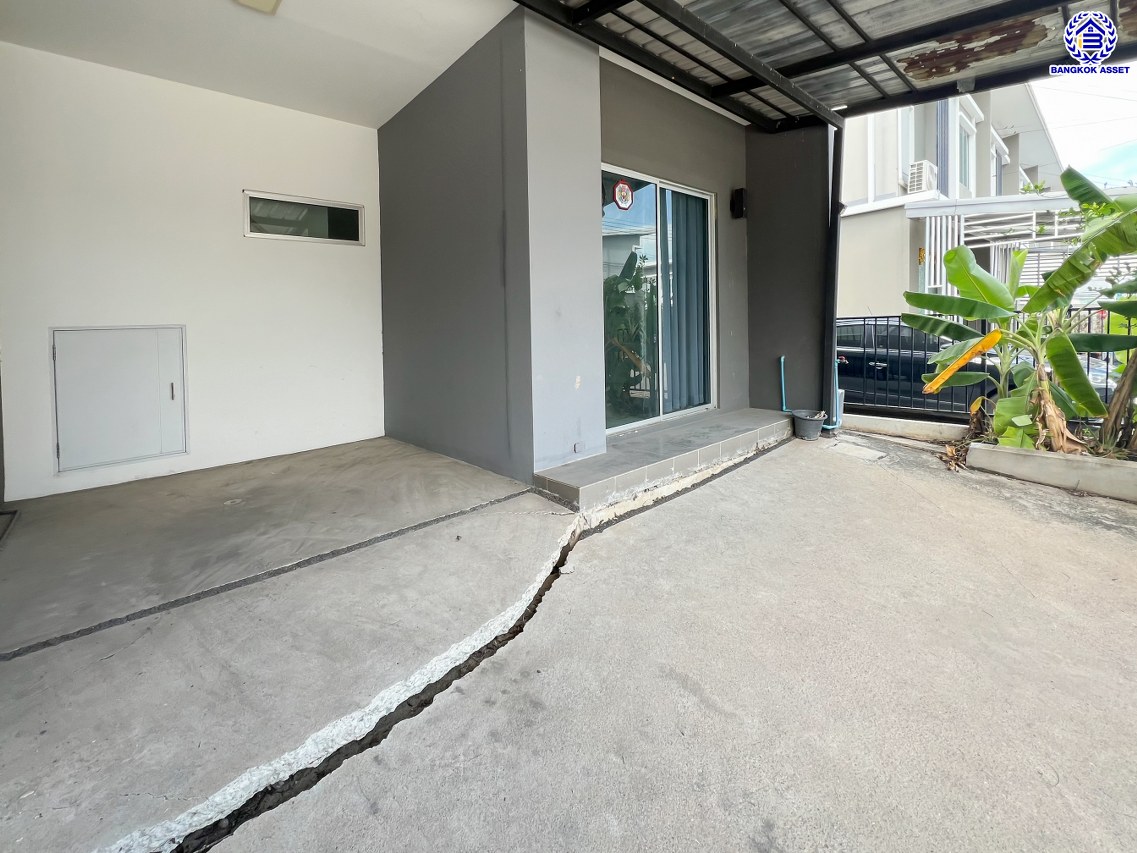 *****ทาวน์เฮ้าส์มือสอง โครงการ พฤกษาวิลล์ ลาดกระบัง-ประชาพัฒนา เนื้อที่ 21.70 ตร.ว. พื้นที่ใช้สอย 120 ตร.ม. ฟังก์ชัน 4 ห้องนอน 2 ห้องน้ำ 1 ที่จอดรถ ตั้งบนทำเลดี หน้าโครงการติดถนนใหญ่ "ลาดกระบัง" ใกล้สนามบิน "สุวรรณภูมิ" เชื่อมต่อถนนประชาพัฒนา, ถนนหลวงแพ่ง, ถนนลาดกระบัง, ถนนกิ่งแก้ว ใกล้รถไฟฟ้าแอร์พอร์ตลิ้งค์ "สถานีลาดกระบัง" และจุดขึ้นมอเตอร์เวย์ "กรุงเทพ-ชลบุรี"